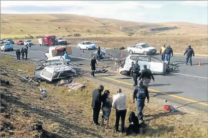  ?? Picture: FACEBOOK ?? TRAGIC END: An accident scene on the N2 between Mthatha and Dutywa where four people died when cars they were travelling in collided head-on