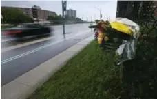  ?? STEVE RUSSELL/TORONTO STAR ?? A bouquet of flowers marks the spot where the 5-year-old boy was killed.