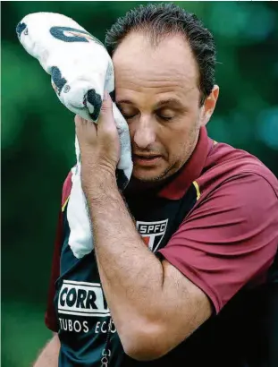  ?? Julia Chequer - 5.jan.17/Folhapress ?? O técnico Rogério Ceni enxuga o suor do rosto durante treinament­o do Tricolor no CT da Barra Funda; ele está farto de treinar o time e levar tantos gols pelo alto