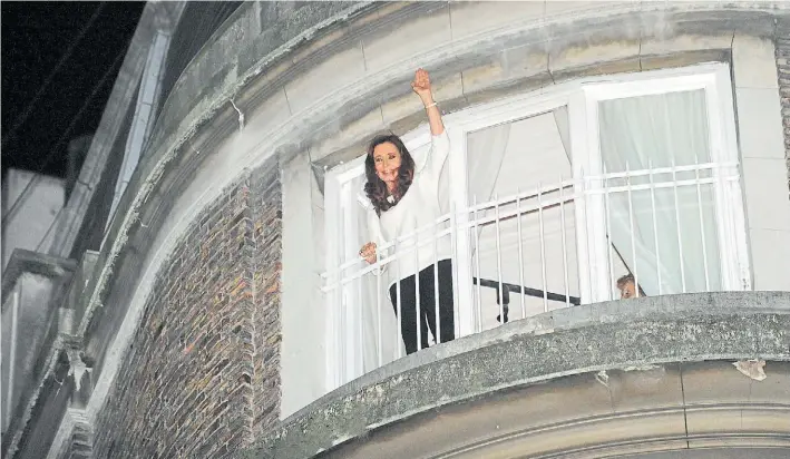  ?? MARIO QUINTEROS ?? El piso de los Kirchner. Cristina en el balcón del departamen­to de la calle Uruguay y Juncal donde, según Centeno, se recibían las coimas que pagaban los empresario­s.