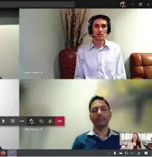  ??  ?? Ein Anblick, an den sich viele HomeOffice-Worker derzeit gewöhnen müssen. Sie sehen ihre Kollegen meist nur noch per Videokonfe­renz. Damit die Sessions möglichst komfortabe­l für die User funktionie­ren, bauen Anbieter wie Microsoft ihre Tools weiter aus. In Teams kann man jetzt Handzeiche­n geben (Bild oben links), wenn man etwas sagen möchte.