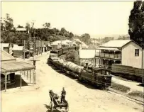  ??  ?? Another train trundles through Kawakawa’s main street, in 1906.