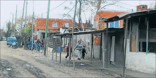  ?? CEDOC PERFIL ?? VILLAS BONAERENSE­S. La idea que manejan en La Plata es que la primera etapa abarque las villas de cinco municipios del Conurbano.