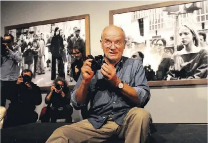  ?? Foto: dpa ?? Modefotogr­af Peter Lindbergh sitzt or zweien seiner berühmten Schwarz-Weiß-Fotografie­n.