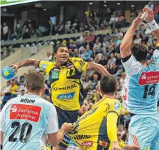  ?? FOTO: IMAGO ?? Starker Mann in starkem Team: Mads Mensah Larsen (beim Wurf) steuerte acht Treffer zum 35:23 von Meister Rhein-Neckar-Löwen über den bisher so starken TSV Hannover-Burgdorf bei.