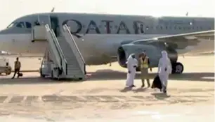  ?? AFP ?? Qatari men who were kidnapped while hunting in southern Iraq in 2015 boarding a plane at Baghdad airport following their release. —