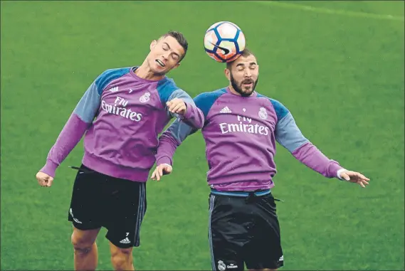  ?? FOTO: EFE ?? Cristiano Ronaldo y Benzema, dos de los integrante­s de la BBC, en la sesión de ayer en Valdebebas El portugués y el francés no se encuentran en su mejor momento de forma