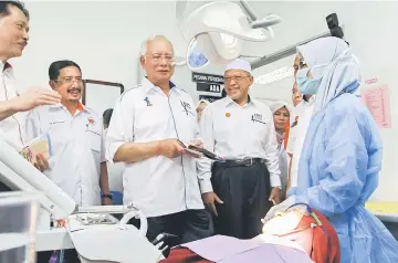  ?? — Bernama photo ?? Najib (third left) visiting the 1Malaysia Dental Clinic after launching the Kelantan Urban Transforma­tion Centre (UTC) in Jalan Hamzah.