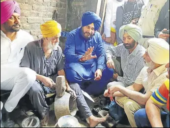  ?? HT PHOTO ?? Punjab tourism and culture minister Navjot Singh Sidhu visiting an artisan who makes traditiona­l brass and copper utensils at Jandiala Guru in Amritsar on Sunday.