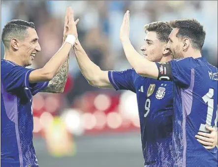  ?? Foto: EFE ?? Messi celebra junto a Julián Álvarez y Ángel Di María El del City marcó el primer gol, Leo el cuarto y el Fideo bigoleó ante Emiratos