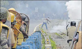  ?? AFP FILE ?? Bouts of clashes and arson attacks have rattled Darjeeling for more than seven weeks.