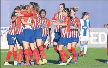  ??  ?? SIN SOBRESALTO­S. Las rojiblanca­s celebran el gol de Menayo, que abrió el marcador ante el Espanyol.