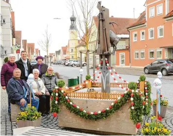  ?? Fotos: Michael Geyer ?? Die Brunnenkün­stler und der Bürgermeis­ter freuen sich über das gelungene Werk: (vorne von links) Alois und Geni Polleichtn­er und Wolfgang Fürmann sowie (hinten von links) Christine Eichner, Bürgermeis­ter Georg Hirschbeck und Irmgard Pahl. Nicht auf dem...