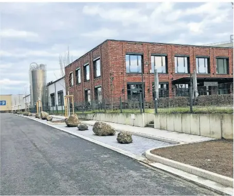  ?? RP-FOTO: GAA ?? An der Marlene-dietrich-straße in Heerdt kann in den neuen Parkbuchte­n noch nicht geparkt werden. Dicke Findlinge lassen das Parken nicht zu.