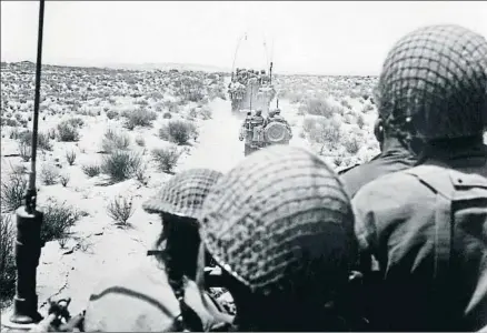  ?? ARCHIVO / AFP ?? Camino al frente. Soldados israelíes en el Sinaí, el 1 de junio de 1967; abajo, cazas israelíes
