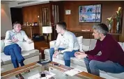  ??  ?? Trafen sich zum Interview im Grand ElyséeHote­l: Michael Stich (l.) im Gespräch mit MOPOSportc­hef Frederik Ahrens und David Siems (r.)