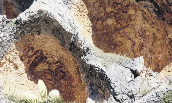  ?? Fotos: Ángel García ?? Zum Himmel erhobene Hände: Makroschem­atische Höhlenkuns­t aus der Jungsteinz­eit im Pla de Petracos bei Castell de Castells in der Provinz Alicante.