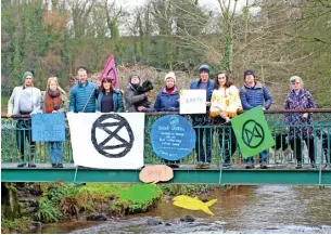  ?? ?? ●●Extinction Rebellion Macclesfie­ld protesting at the River Bollin