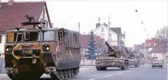  ?? Foto: Amerika in Augsburg ?? Die US Präsenz war nicht zu übersehen. Das Foto zeigt eine Militärkol­onne in der Bür germeister Aurnhammer Straße in Göggingen.