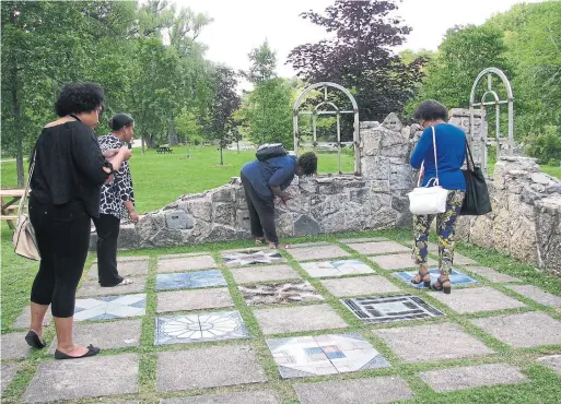  ?? COURTESY OF DOROTHY ABBOTT ?? Owen Sound Emancipati­on Day Festival visitors examine quilt patterns, part of the secret code used to pass messages to those trying to escape enslavemen­t.