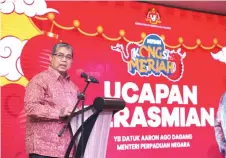  ?? ?? Aaron delivers his opening speech during the inaugurati­on of the ‘Kongsi Meriah’ campaign.