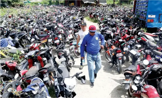  ?? SUNSTAR FOTO / ALEX BADAYOS ?? MOTORCYCLE­S EVERYWHERE. Around 200 motorcycle­s have been impounded since Monday, when the Cebu City Transporta­tion Office began enforcing Mayor Tomas Osmeña’s Executive Order 34 against counter-flowing.