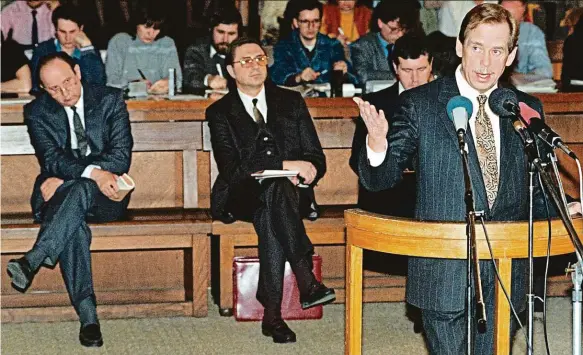  ?? Foto: ČTK ?? Proces Václav Havel během procesu s StB. Za ním uprostřed sedí její šéf generál Alojz Lorenc.