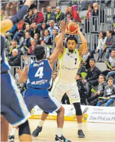  ?? SZ-FOTO: MAS ?? Davonte Lacy (r.) war mit 21 Punkten der erfolgreic­hste Werfer im Spiel der Steeples gegen Paderborn.