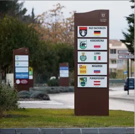  ?? (Photo Dominique Leriche) ??  panneaux de signalétiq­ues sont installés aux entrées de Sanary.