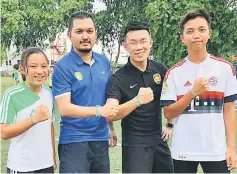  ??  ?? Imran (right) and Lauren (left)with FAM head of media Wan Fakhrul (second left) and FAM head of grassroots developmen­t Samuel Sie show the F4F Bracelets.