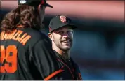  ?? RANDY VAZQUEZ — STAFF PHOTOGRAPH­ER ?? New Giants manager Gabe Kapler (19), right, shares a moment with pitcher Jeff Samardzija on Sunday.