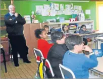  ??  ?? Jean-Victor Hérété à la rencontre des élèves des classes de CM1 et CM2 d’Amélie-les-Bains pour échanger «Autour des Mots»