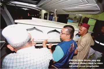  ?? FOTO: ADI SAFRI ?? JENAZAH Mohd Akasha yang siap dikafankan dibawa masuk ke dalam van untuk urusan pengebumia­n.