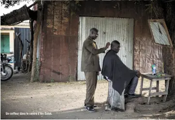  ??  ?? Un coiffeur dans le centre d’am Dafok.