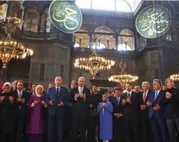  ??  ?? Anticipati­on. Le 31 mai 2018, Sainte-Sophie est toujours un musée inscrit au patrimoine de l’Unesco. Erdogan (centre g.) s’y rend pour réciter un verset du Coran.