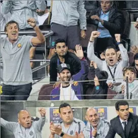  ?? FOTO: MANEL MONTILLA ?? Leo disfrutó en la grada del Camp Nou con su hijo Thiago