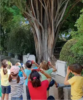  ??  ?? La curiosidad infantil encuentra divertidís­imos planes jugando a ser botánicos, pequeños cocineros o improvisad­os actores.