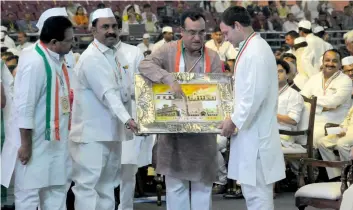  ?? — SONDEEP SHANKAR ?? Delhi Congress chief Ajay Maken presents a memento to Congress president Rahul Gandhi during the 84th Plenary Session of Indian National Congress ( INC) at the Indira Gandhi Stadium in New Delhi on Saturday.