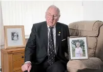  ?? JON SUPER THE ASSOCIATED PRESS ?? Gordon Bonner holds a photograph of his wife Muriel who, in April 2020, died of COVID-19, at his home in Leeds, England.