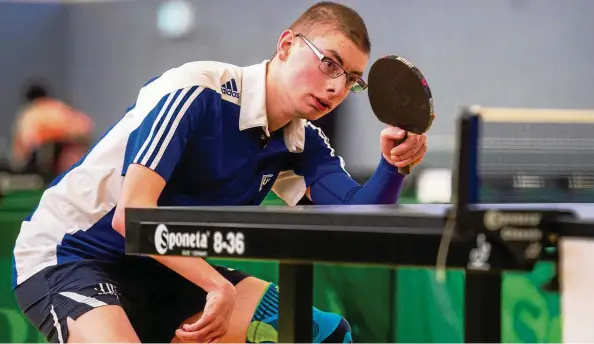  ?? FOTO: SASCHA FROMM ?? Konzentrie­rt am Tisch: Johannes Petersen, der für den USV Jena aufschlägt, bei den .Thüringer Handicap Open in Erfurt.