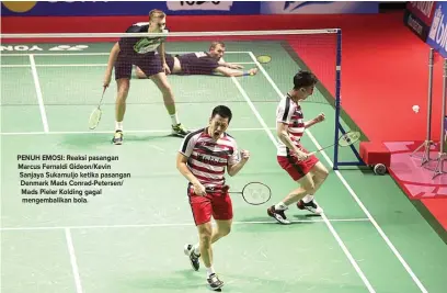  ?? MIFTAHUL HAYAT/JAWA POS ?? PENUH EMOSI: Reaksi pasangan Marcus Fernaldi Gideon/Kevin Sanjaya Sukamuljo ketika pasangan Denmark Mads Conrad-Petersen/ Mads Pieler Kolding gagal mengembali­kan bola.