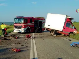  ??  ?? La scena dello schianto Uno dei die autocarri coinvolti nel frontale