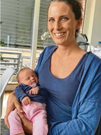  ?? Foto: Sammlung Nadine Berti ?? Seit Ende März ist sie junge Mutter: Die Neu  Ulmer Teammanage­rin Nadine Berti mit Tochter Emily.