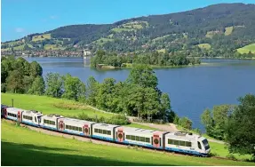  ??  ?? Mit dem Zug zu den schönsten Zielen im Bahnland Bayern – z.B. SCHLIERSEE