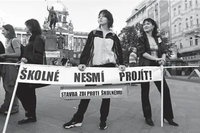  ?? V říjnu 2011 se v Praze demonstrov­alo proti vládnímu záměru zavést školné na VŠ. FOTO MAFRA – DAVID NEFF ?? Proti školnému u Václava.