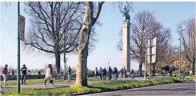  ?? RP-FOTO: HARSTE ?? Das schöne Wetter trieb die Düsseldorf­er am Samstag an die frische Luft. Meist wurde auf den Abstand geachtet, aber das Fortuna-Büdchen war einer der Orte, wo gegen die Regeln immer wieder verstoßen wurde.