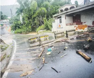  ?? ?? Brigadas del Municipio de Naranjito retiraron escombros y recogieron cables del tendido eléctrico para abrir el paso vehicular en la carretera 152, en dicho pueblo.