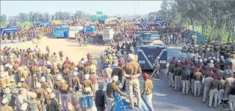  ?? RAVI KUMAR/HT ?? INLD supporters digging the road at Shambhu on the interstate border; and (right) police deployment, barricades, and the crowd at the spot where the Haryana opposition party held a protest to seek SYL Canal.