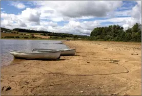  ?? ?? DRAINED: The effects of the dry spell can be seen in the reduced water level at Threipmuir Reservoir in the Pentland Hills National Park, south of Edinburgh