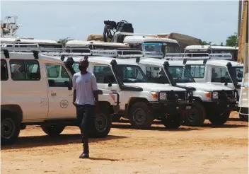  ?? NICOLAU VASCO | EDIÇÕES NOVEMBRO ?? Viaturas Land Cruiser vão facilitar a locomoção dos técnicos em localidade­s recônditas